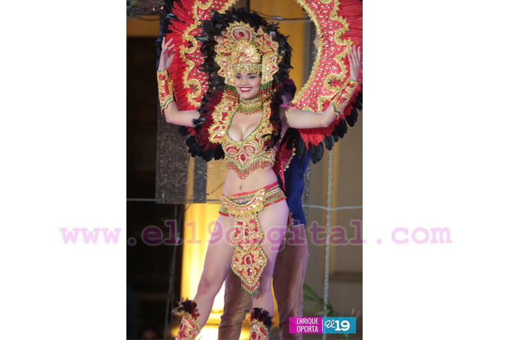 Candidatas a Reina del Carnaval desfilan en traje de fantas&iacute;a